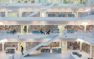 Biblioteca piena di libri